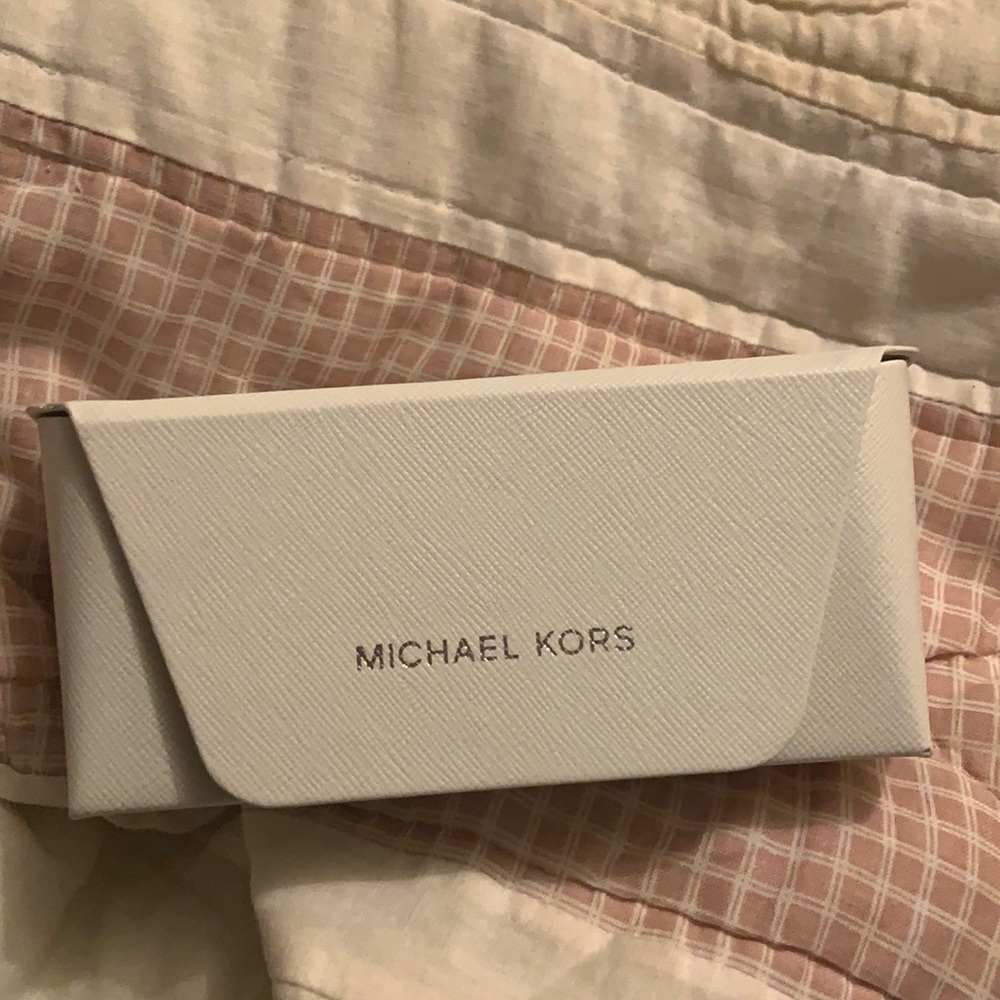 🔹Micheal Kors Glasses Case